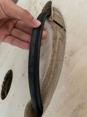 Η δύναμη GYTC8S χαλύβδινων συρμάτων λογαριάζει τη θήκη PE καλωδίων οπτικών ινών 8